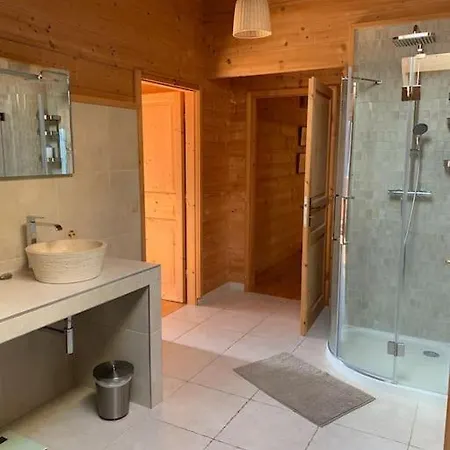 Gorgeous 4 Bedroom Modern Glacier View Chalet *